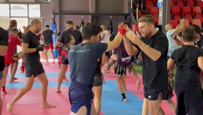 Muay Thai, 120 sportistë në Vlorë për kampionin e botës! Ceo Ralph Beale: Shqiptarët dallohen për shpirtin luftarak