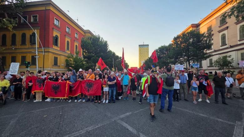Qytetarët 42 ditë në protestë, thirrje për largimin e Ramës dhe Berishës