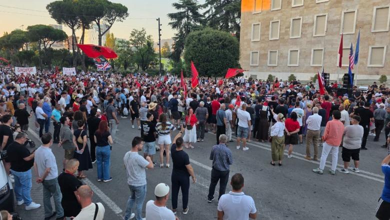 Qytetarët 42 ditë në protestë, thirrje për largimin e Ramës dhe Berishës