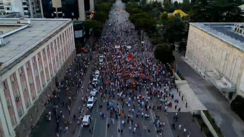 Qytetarët 42 ditë në protestë, thirrje për largimin e Ramës dhe Berishës