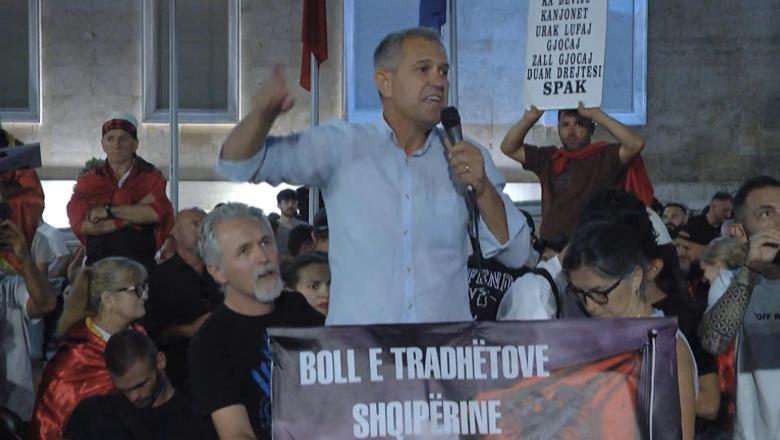 Ish-kandidati i Berishës i bashkohet protestës së 'Flamingove': Shpopullimi, një nga problemet më të mëdha për vendin tonë! 2.6 milionë shqiptarë jetojnë në Diasporë