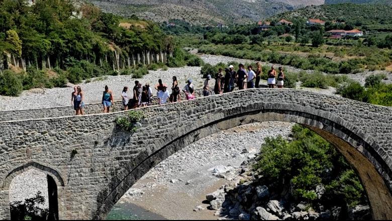 Ura e Mesit në Shkodër mahnit turistët e huaj: Vendi më i bukur në botë, me njerëzit më të mirë