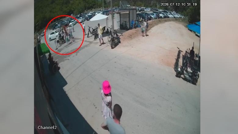 Plas grushti në Sarandë, dhunohet me sende të forta administratori i një biznesi që jepte biçikleta me qira! Arrestohet një 43-vjeçar, hetohen në gjendje të lirë 3 persona të tjerë (VIDEO)