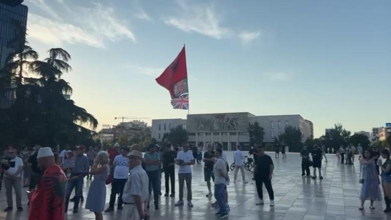 Protesta në ditën e 43-të, qytetarët grumbullohen në sheshin ‘Skënderbej’