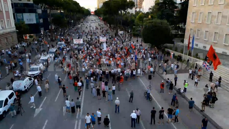 Protesta në ditën e 43-të, qytetarët grumbullohen te kryeministria! Mikrofoni në duart e mësuesve