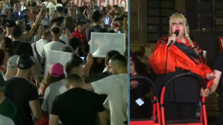 Sopranoja mbyll fjalimet me ‘Rrjedh në këngë e ligjërime’, protestuesit nisin marshimin