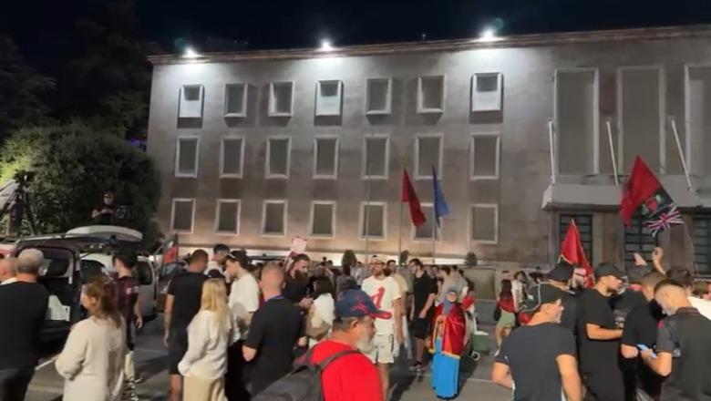 Protestuesit rikthehen te kryeministria, mbyllin marshimin