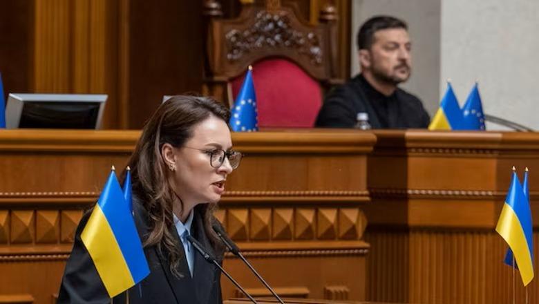Zelensky riorganizon qeverinë e Ukrainës, kryeministrja jep dorëheqjen pas 1 viti në detyrë: Mbetem e gatshme t’i shërbej shtetit