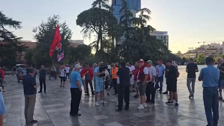 Sot tubimi i 44-t në Tiranë kundër Qeverisë dhe klasës politike, protestuesit nisin grumbullimin në sheshin Skënderbej