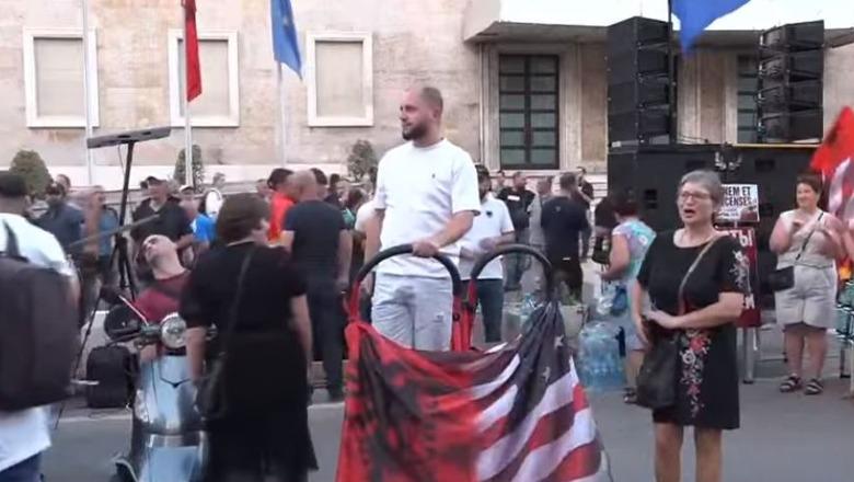 Organizatori Edison Lika nga protesta para Kryeministrisë fton shqiptarët të bojkotojnë pushimet verore: Është e vetmja mënyrë që të bëni pushime gjithë jetën