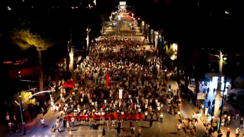 Përfundojnë fjalimet para Kryeministrisë, protestuesit marshojnë në rrugët e Tiranës: Shqipëria kërkon revolucion!