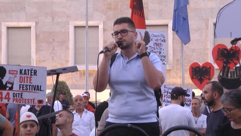 Protestuesi thirrje pensionistëve nga tubimi: Mos u gënjeni me 50 mijë lekë, mos dilni kundra nesh!
