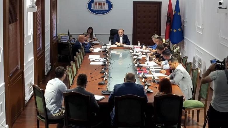 ‘Ik, merru me Oerdin’- Gjinkuri përplaset me Ulsi Manjën te ‘Ligjet’ për ndryshimet në ligjin për tokat bujqësore: Më jep fjalën ose po largohem!