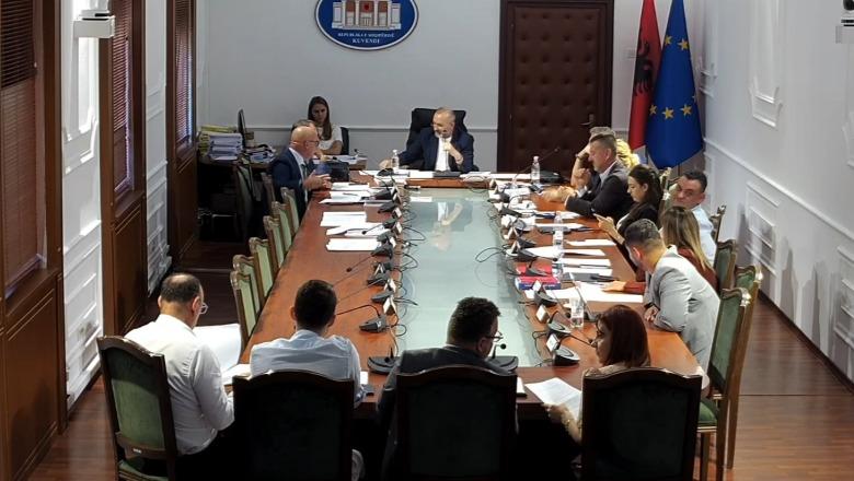 Në fermat bujqësore 40% e tokës për ndërtim fotovoltaikësh dhe eolikësh, do lejohet edhe depozitim energjie! Debate në komision: Dëmtohet cilësia e tokës! Gjiknuri ikën nga mbledhja