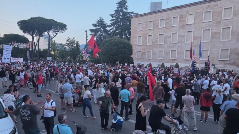 Protesta në ditën e 45-të, qytetarët mblidhen sërish te kryeministria