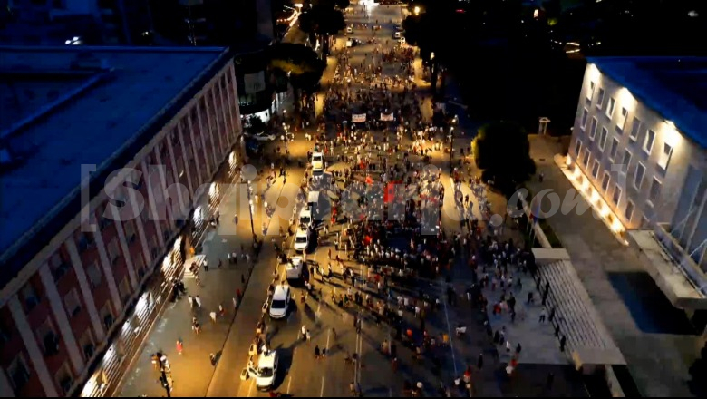 Tkurrja e protestës, organizatorët: Nuk numërohen numrat, por ditët që jemi në shesh! Protestuesit me gjuhë dhune: Ta tërheqim zvarrë Ramën, pushtetin ia marrim edhe me forcë