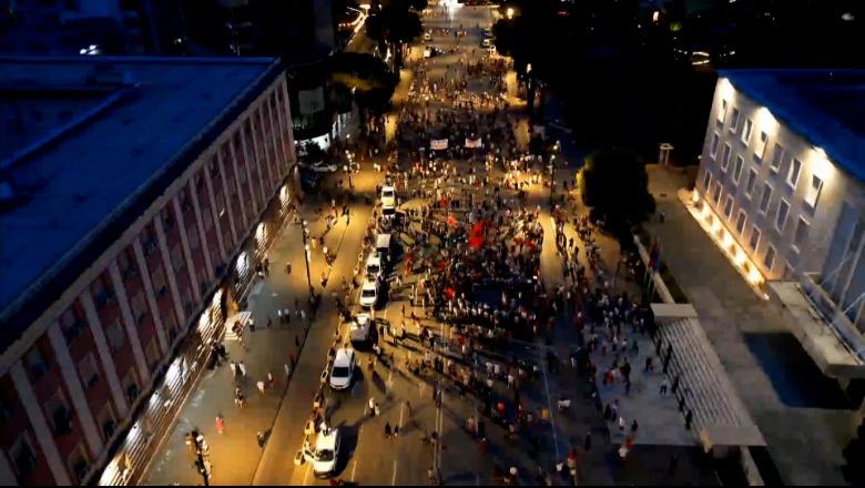 Tkurrja e protestës, organizatorët: Nuk numërohen numrat, por ditët që jemi në shesh! Protestuesit me gjuhë dhune: Ta tërheqim zvarrë Ramën, pushtetin ia marrim edhe me forcë