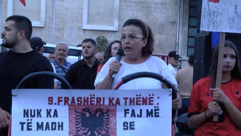 ‘Me atletet e bardha mendon se mashtron ndërkombëtarët’, protestuesja: Rama vodhi buxhetin, i dha 4.2 mln euro një këngëtari tallavaje