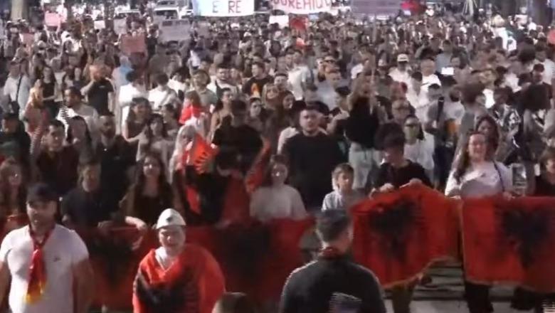 Përfundojnë fjalimet, protestuesit nisin marshimin