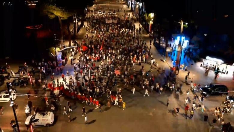 Përfundojnë fjalimet, protestuesit nisin marshimin