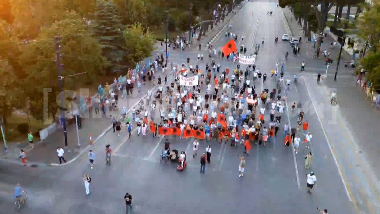 Dita e 46-ë e tubimit në Tiranë, protestuesit nisin marshimin drejt Kryeministrisë! Kërkojnë largimin e qeverisë dhe gjithë klasës politike