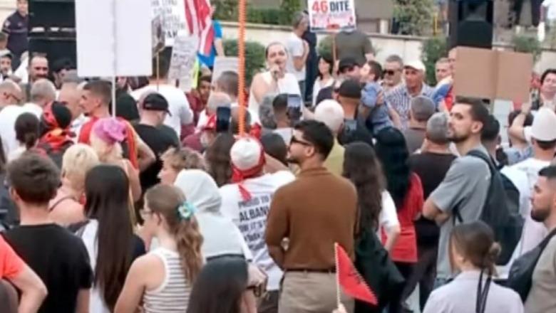 Aktivistja Kokaj nga tubimi para Kryeministrisë: Protesta i ka arritur qëllimet e saj, detyruam Marta Kos që t’i impononte qeverisë pranimin e kërkesave tona