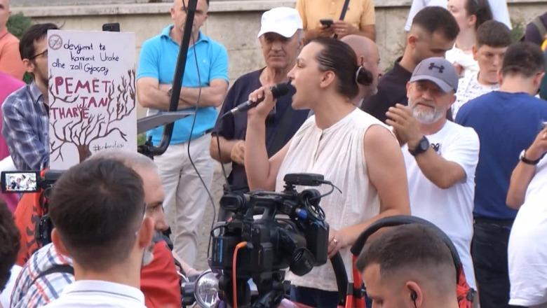 Aktivistja Kokaj nga tubimi para Kryeministrisë: Protesta i ka arritur qëllimet e saj, detyruam Marta Kos që t’i impononte qeverisë pranimin e kërkesave tona
