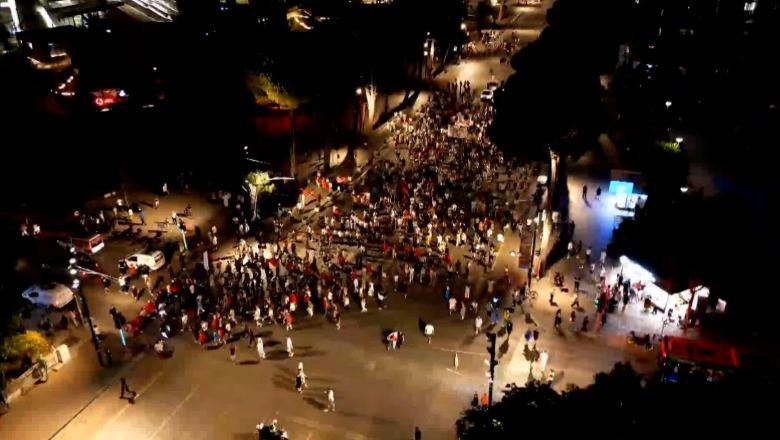 Përfundojnë fjalimet para Kryeministrisë, protestuesit nisin marshimin në rrugët e Tiranës