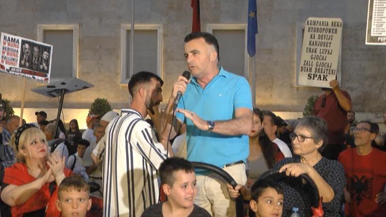 ‘Të marrim armët’- Protestuesi gjen armikun: SHBA, BE dhe SPAK na kanë futur thikën pas shpine! Ramën e solli Amerika për të na shuar ne!