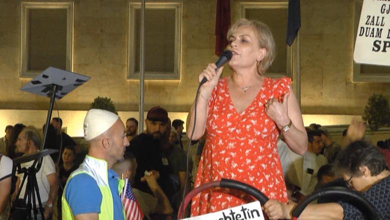 ‘Ik ulu dhe qepe gojën’/ I fikin audion, protestuesja i kthehet ‘grupit koordinues’: Një mikrofon ju kanë dhënë dhe nuk dini ta komandoni
