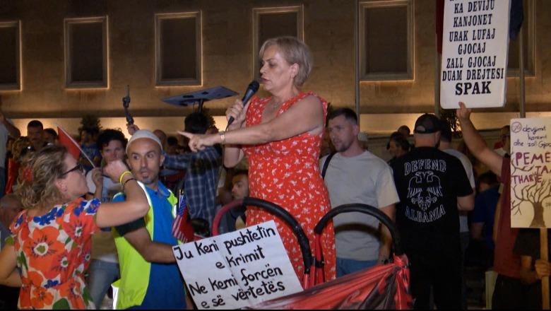 Një mikrofon ju kanë dhënë dhe nuk dini ta komandoni