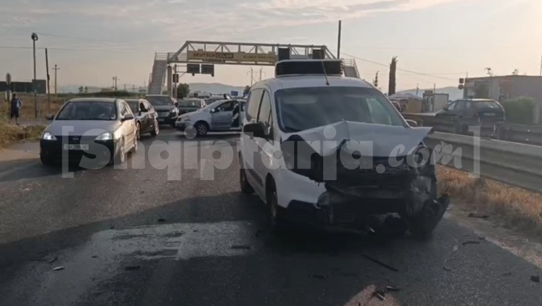 Përplasen dy makina te pushimi i shoferit në Lushnje-Fier, lëndohet një shofer