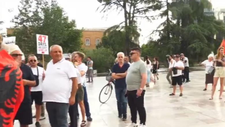 Dita e 47-ë e tubimit në Tiranë, protestuesit mblidhen në sheshin Skënderbej, kërkojnë largimin e Ramës dhe Berishës