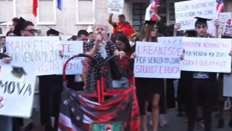 E moshuara sulmon SPAK gjatë protestës para Kryeministrisë: Altin Dumani është për burg! Ka mbrojtur hajdutët dhe ka dënuar njerëzit e ndershëm