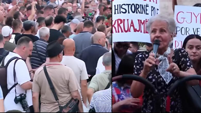 E moshuara sulmon SPAK gjatë protestës para Kryeministrisë: Altin Dumani është për burg! Ka mbrojtur hajdutët dhe ka dënuar njerëzit e ndershëm