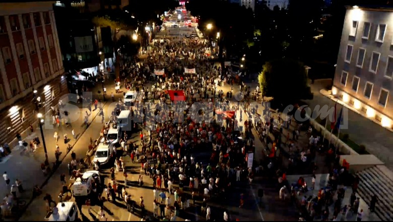 Dita e 47-ë e tubimit në Tiranë, protestuesit thirrje për largimin e Ramës e Berishës! Sulme edhe ndaj SPAK, e moshuara: Altin Dumani është për burg