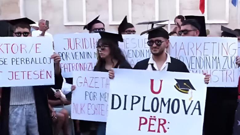 ‘Shkenca politike, por vendin ma zunë Zegjinetë’, - Me pankarta dhe kapele, studentët ‘diplomohen’ në sheshin e protestës (VIDEOLAJM)