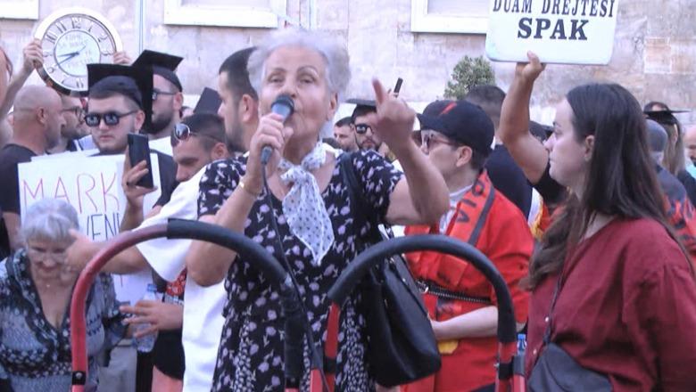 E moshuara sulmon SPAK gjatë protestës para Kryeministrisë: Altin Dumani është për burg! Ka mbrojtur hajdutët dhe ka dënuar njerëzit e ndershëm