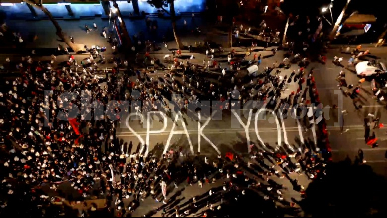 'SPAK you' në mes të bulevardit, protestuesit nisin marshimin në rrugët e Tiranës (PAMJE ME DRON)