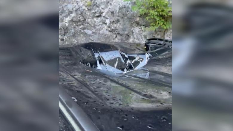 Prag tragjedie në Shkodër, guri shkëputet nga një masiv shkëmbor dhe bie mbi makinën me turistë! Thyen baxhanë dhe përfundon brenda automjetit