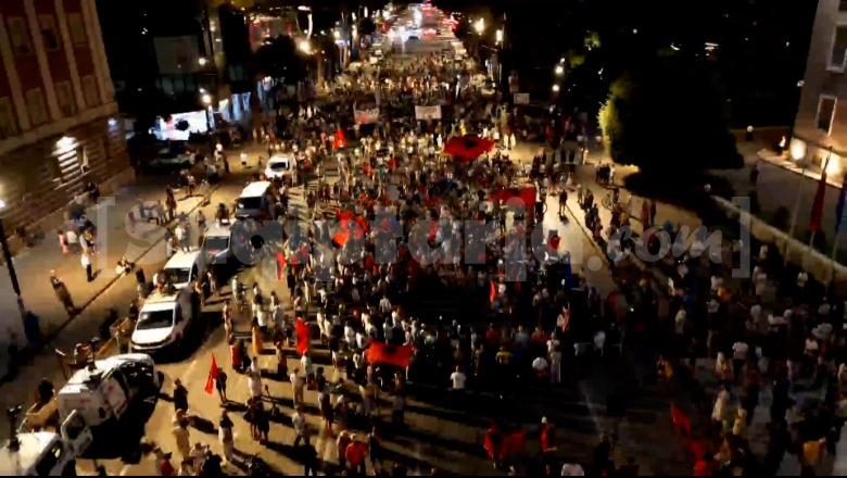 PAMJE ME DRON/ Ja pjesëmarrja në protestë në ditën e 48-të ora 20:30