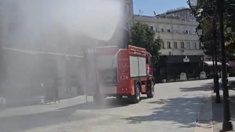 I nxehti përvëlues i korrikut, zjarrfikësit freskojnë më ujë pedonalen e Beratit për qytetarët dhe turistët
