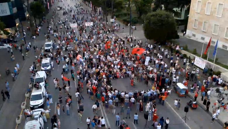 Më të paktë në numër, qytetarët në protestë për të 49-ën ditë! Organizatorët kundër mbledhjes së ‘Kuvendit Qytetar’: Përfaqësuesit janë në shesh