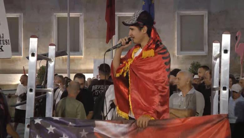 Degjeneron fjalori në protestë, i riu në podium: Ne duam të hamë, të pimë dhe të q*** (VIDEO)