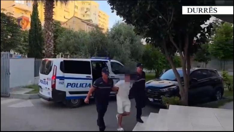 Durrës/ Zbulohet një bazë me arsenal armësh dhe municioni luftarak, arrestohet në flagrancë 20-vjeçari! Dyshohet se shërbente për furnizimin e grupeve kriminale (VIDEO)