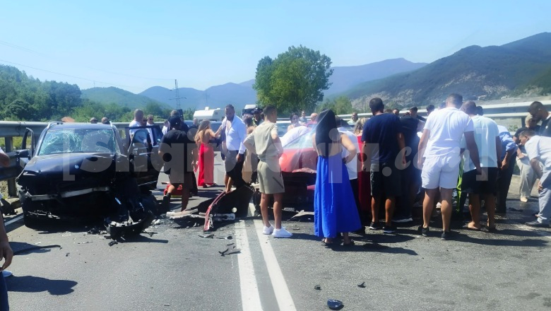 Aksident në Rrugën e Kombit, dy automjete përplasen fort, 2 të plagosur