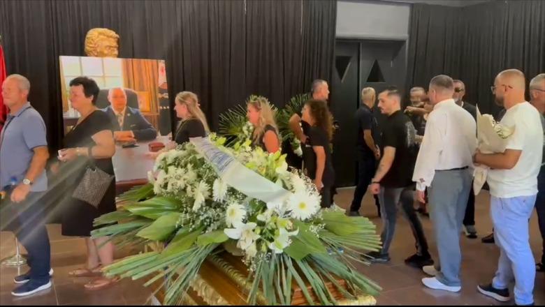 Humbi jetën në aksident, mbahen homazhet për gazetarin Enrik Mehmeti në Vlorë, përcillet në banesën e fundit! Kryen nderimet kryeministri Rama (VIDEO)
