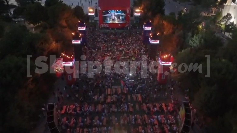 ‘Ethet’ e finales së Botërorit, tifozët ‘pushtojnë’ Fan Zone në sheshin ‘Skënderbej’