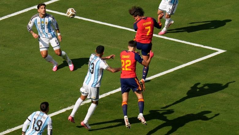 LIVE/ Spanjë 0-0 Argjentinë, Ferran Torres gjuan me kokë, por Dibu pret! Scaloni 'lëviz kartat', Lautaro mbetet në stol