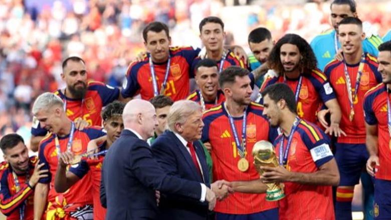 Spanja fitoi Kupën e Dytë të Botës, momenti kur Trump i dorëzon trofeun Rodrit